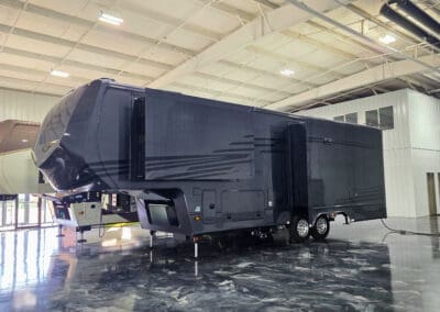 SOLD | Luxe Elegante 33EFS | 10686