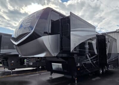 SOLD Luxe 33EFS Elegante | 10733