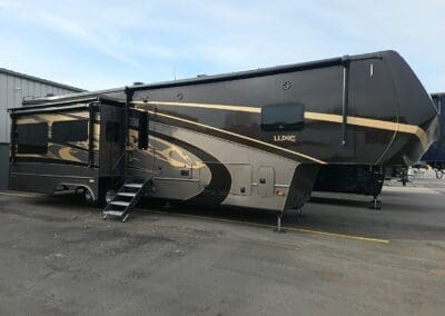 SOLD | 2023 Pre Owned Luxe 38GLS Fifth Wheel | C1142